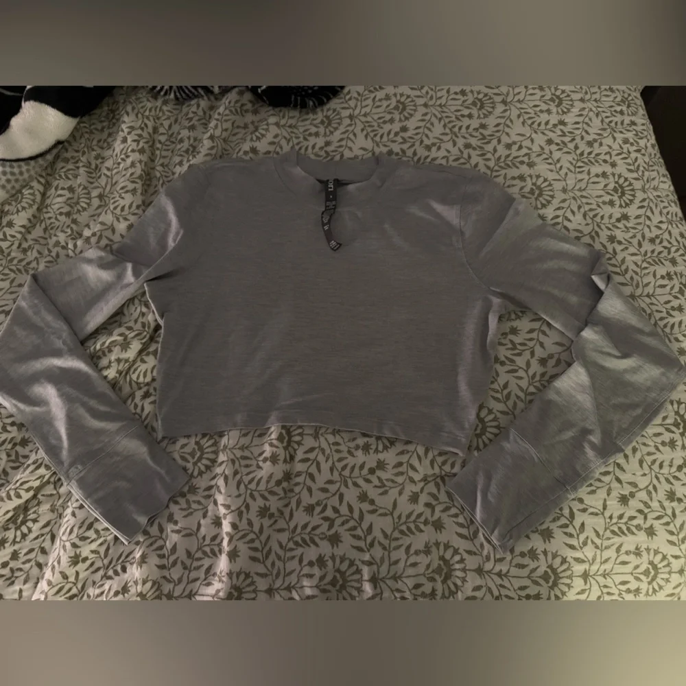Vuori Women's Gray cropped long sleeve - Picture 2 of 3